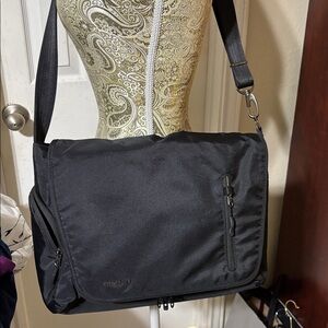 Travelon nylon padded computer messenger bag with padded shoulder strap. NWOT